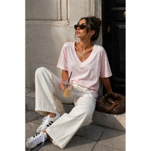 Load image into Gallery viewer, Qnuz Clothing Basic T-Shirt w V-Neck Clothing 42 Rosa
