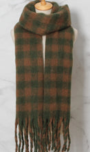 Load image into Gallery viewer, Qnuz Checkered Scarf 10% wool Scarf
