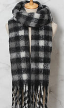 Load image into Gallery viewer, Qnuz Checkered Scarf 10% wool Scarf
