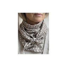 Load image into Gallery viewer, Qnuz Double layer triangel 60x135 cm w DOTS Scarf 13 Beige
