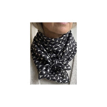 Load image into Gallery viewer, Qnuz Double layer triangel 60x135 cm w DOTS Scarf 99 Black
