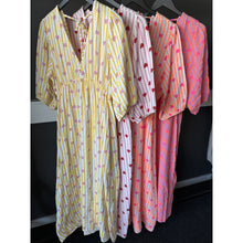 Load image into Gallery viewer, Qnuz Clothing Dress w Heart print Clothing 42 Rosa
