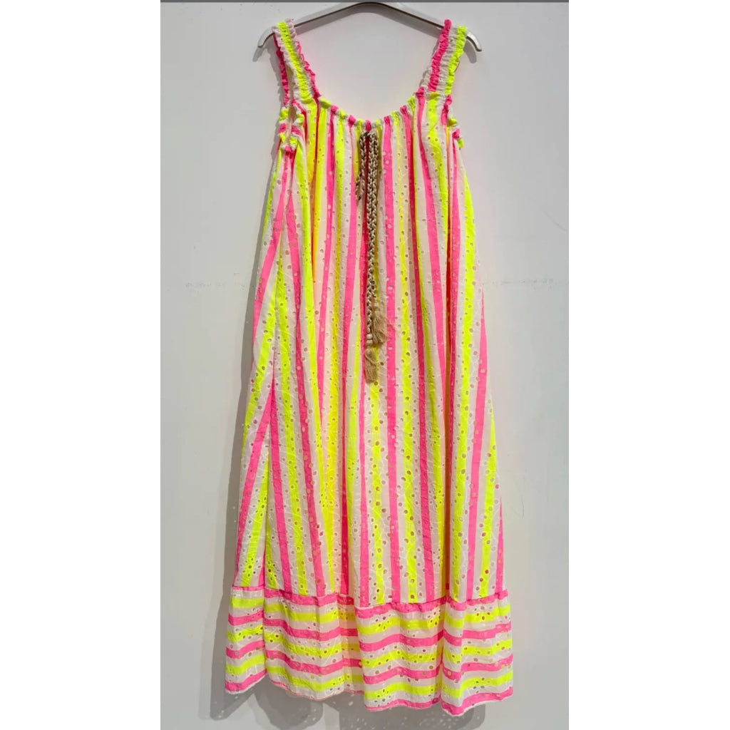 Qnuz Clothing Dress w striped print Clothing 444 Neon Pink