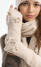 Load image into Gallery viewer, Qnuz Knit 1/2 Glove w LUREX/Flowers Hat/Glove
