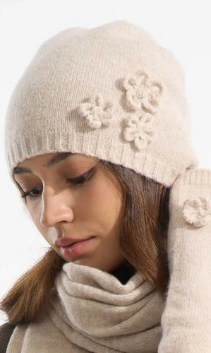 Qnuz Knitted hat w Flowers & lurex 20% wool Hat/Glove