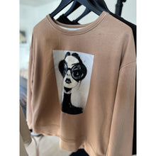 Load image into Gallery viewer, Qnuz Clothing Lux Sweat w print Clothing 61 Camel
