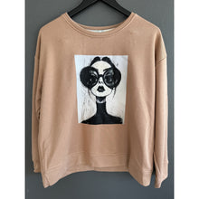 Load image into Gallery viewer, Qnuz Clothing Lux Sweat w print Clothing 61 Camel
