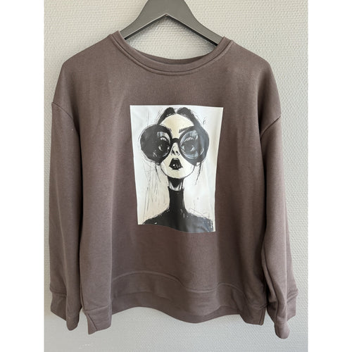 Qnuz Clothing Lux Sweat w print Clothing 606 Choco
