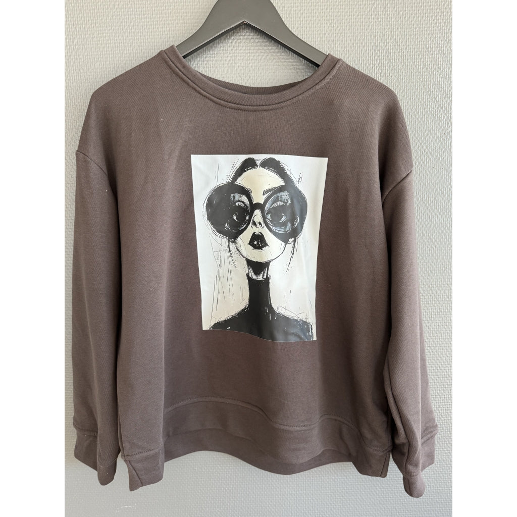 Qnuz Clothing Lux Sweat w print Clothing 606 Choco