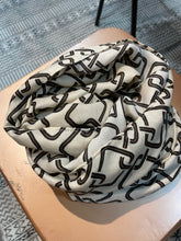 Load image into Gallery viewer, Qnuz Nana Scarf
