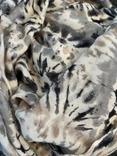 Load image into Gallery viewer, Qnuz Philipa Scarf

