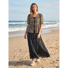 Load image into Gallery viewer, Qnuz Clothing Pouline Blouse Clothing 6413 Leo Beige
