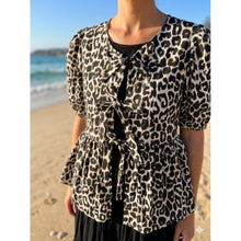 Load image into Gallery viewer, Qnuz Clothing Pouline Blouse Clothing 6413 Leo Beige
