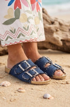 Load image into Gallery viewer, Qnuz Pricil Shoe
