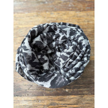 Load image into Gallery viewer, Qnuz Reike Scarf 99 Black
