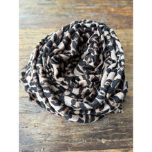 Load image into Gallery viewer, Qnuz Reike Scarf 63 Taupe
