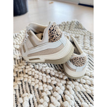 Load image into Gallery viewer, Qnuz Romani Shoe 64 Leopard
