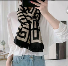 Load image into Gallery viewer, Qnuz Rosa Scarf
