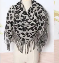 Load image into Gallery viewer, Qnuz Rosalia Scarf
