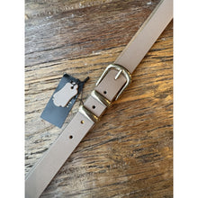 Load image into Gallery viewer, Qnuz Safa Belt 2,50 cm wide Belt 63 Taupe
