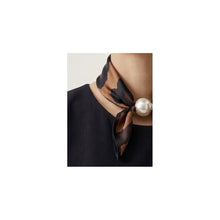 Load image into Gallery viewer, Qnuz Scarf &amp; Pearl 70 x 70 cm Scarf 60 Marron
