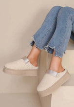 Load image into Gallery viewer, Qnuz Sheep Shoe Shoe
