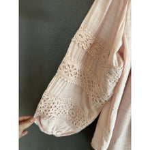 Load image into Gallery viewer, Qnuz Clothing Shirt w Laces Clothing 42 Rosa
