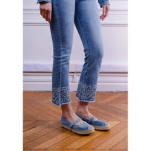 Load image into Gallery viewer, Qnuz Clothing Sig jeans w. Embrodery Clothing 33 denim blue
