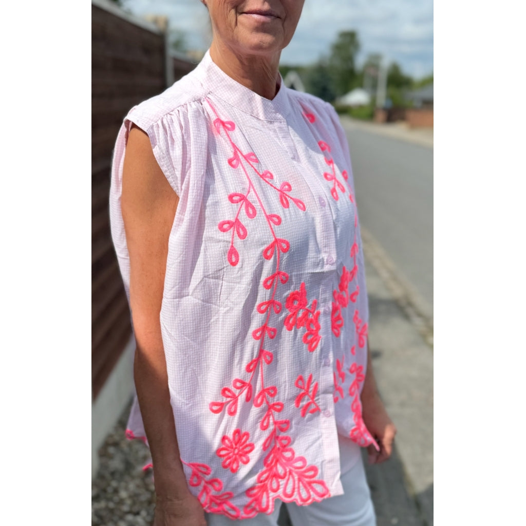 Qnuz Clothing Sussy Shirt w embrodery Clothing 4444 Bublegum